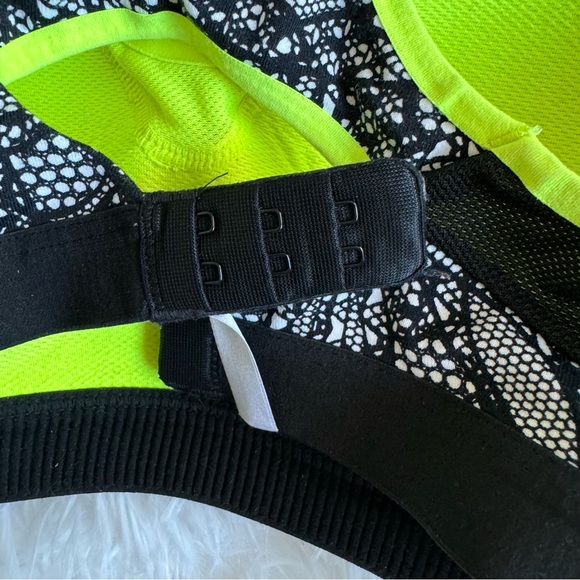 Victoria's Secret VSX Incredible Sports Bra Yellow and Black Size 34 B - Picture 4 of 6